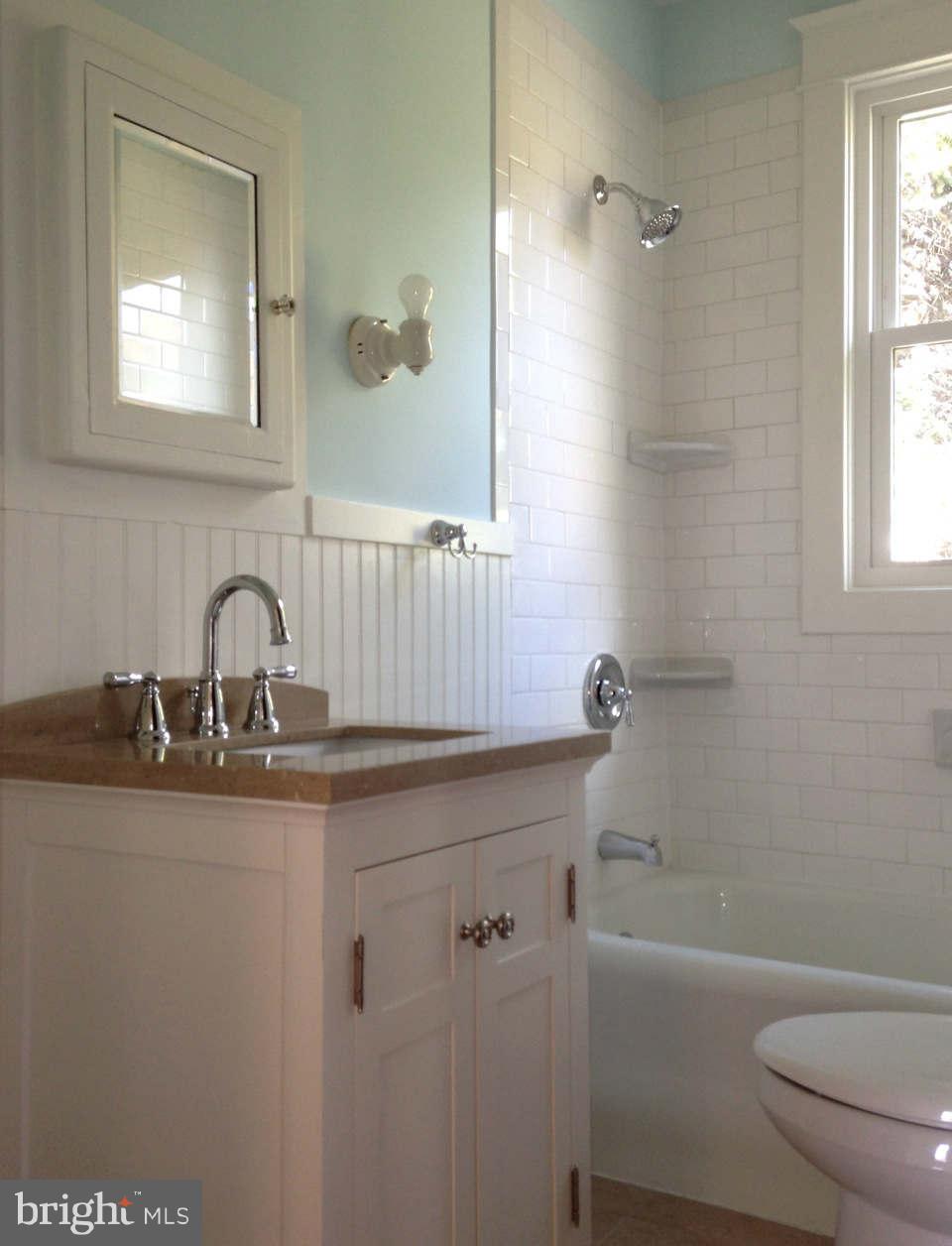 646 Orpington Road Baltimore, MD 21229 - Photo 14 of 30 a bathroom with a sink a toilet and a bathtub