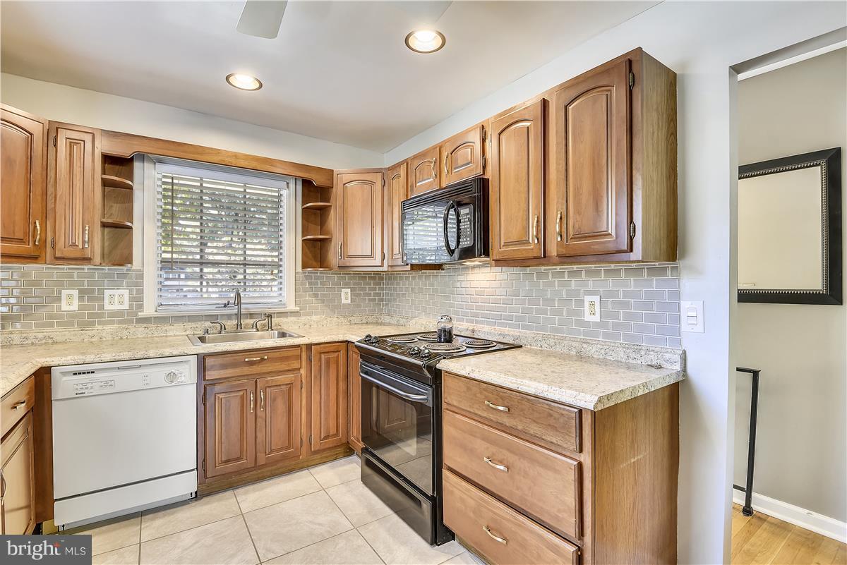 Remodeled Kitchen w/tile floors & new counters