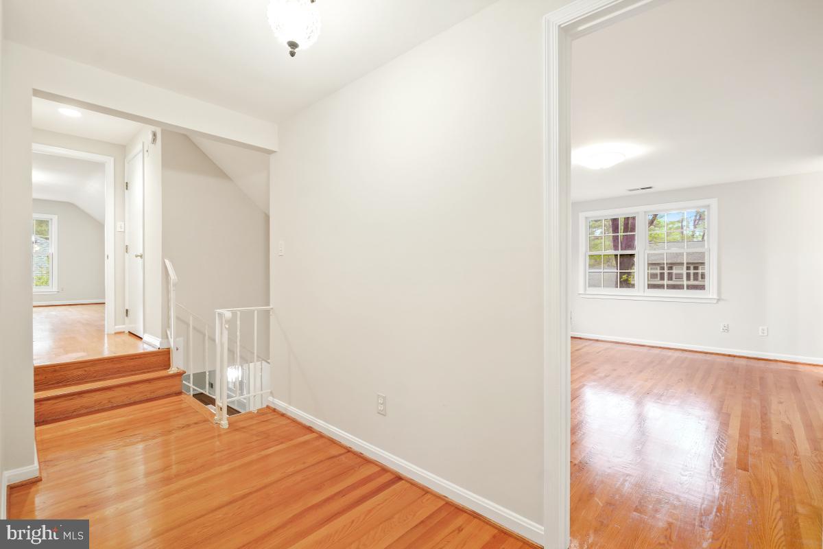 10620 Seneca Ridge Drive Gaithersburg, MD 20886 - Photo 28 of 53 Upper Level Hallway