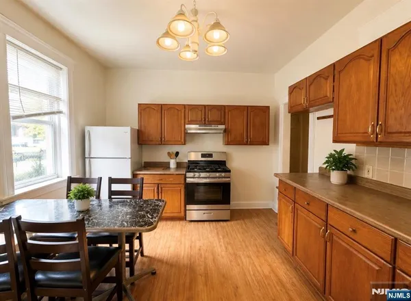$2,500 | 218 Main Street, Ridgefield Park, NJ 07660
