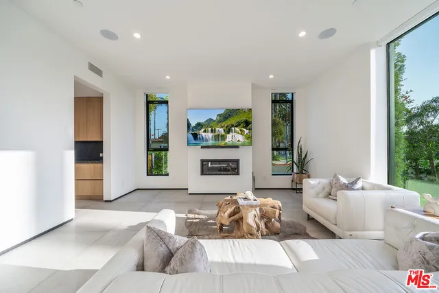 $23,000 | 200 North Doheny Drive, Beverly Hills, CA 90211