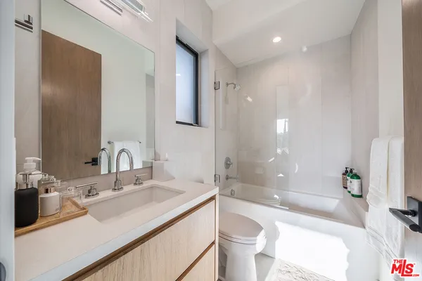 $23,000 | 200 North Doheny Drive, Beverly Hills, CA 90211