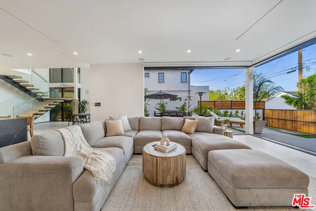 $23,000 | 200 North Doheny Drive, Beverly Hills, CA 90211