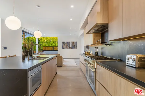 $23,000 | 200 North Doheny Drive, Beverly Hills, CA 90211