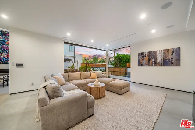 $23,000 | 200 North Doheny Drive, Beverly Hills, CA 90211