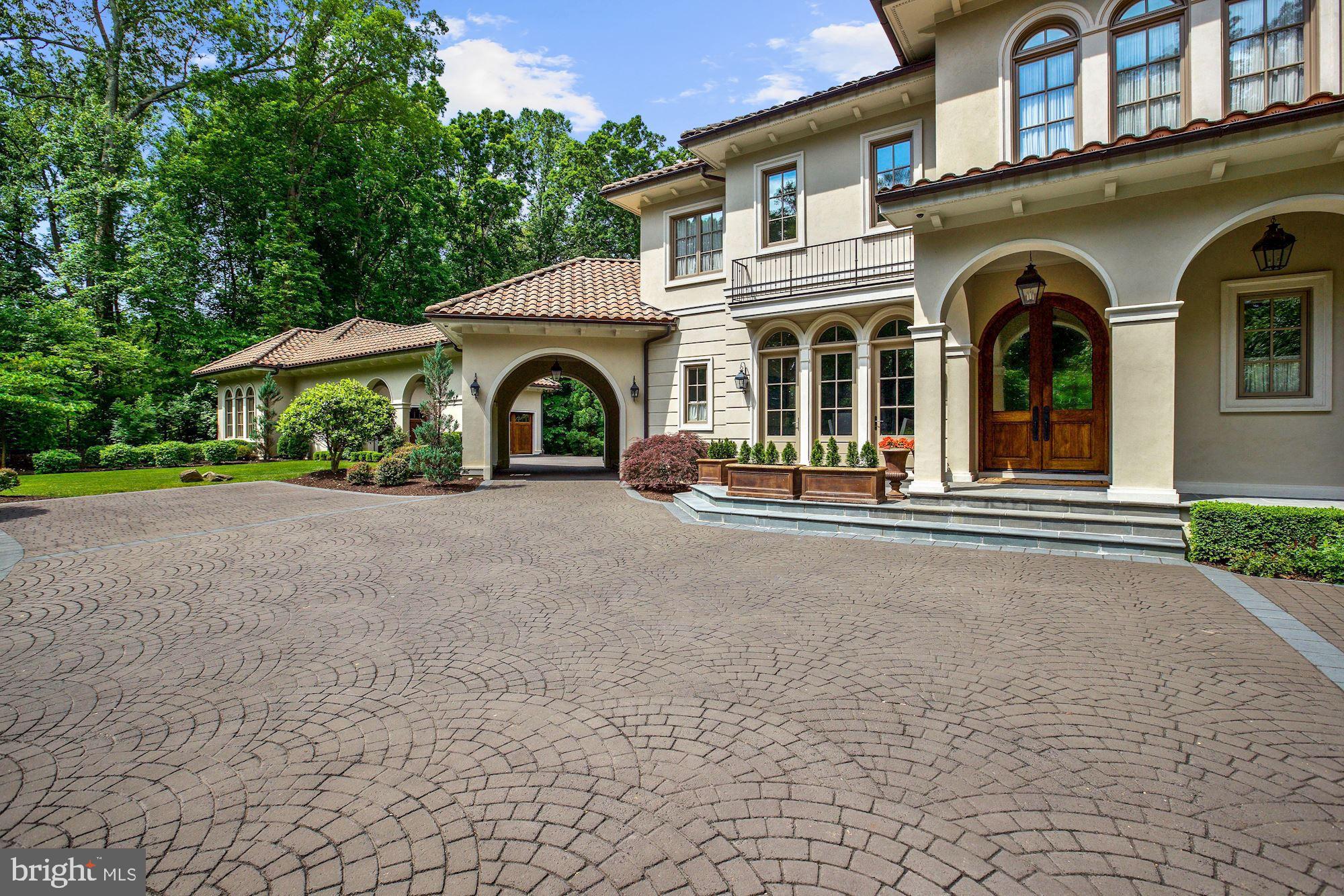 906 Turkey Run Road McLean, VA 22101 - Photo 4 of 52 a front view of a house with garden