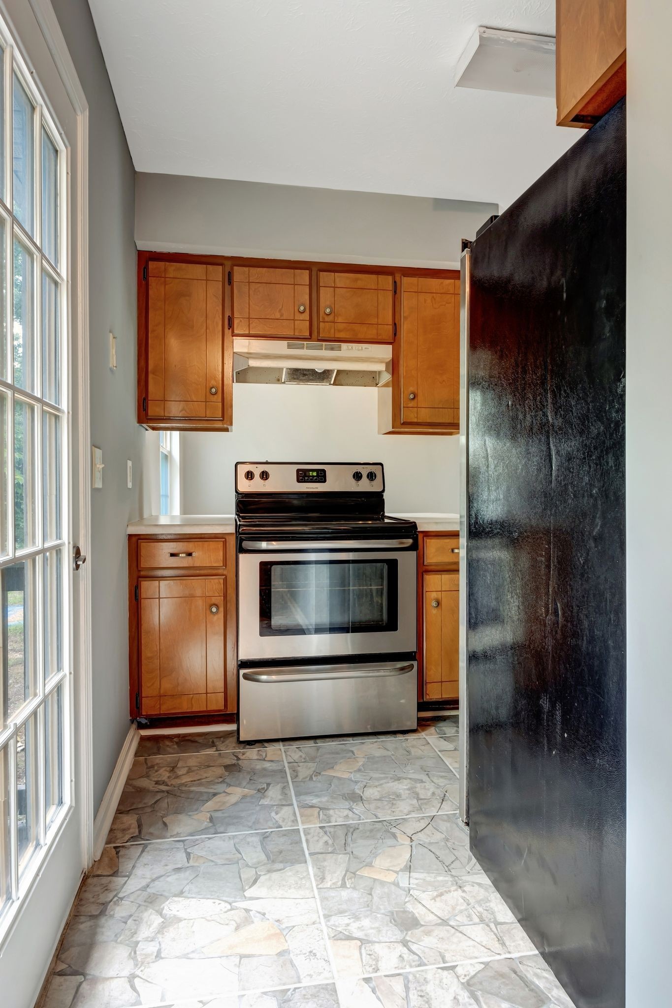 609 Big Riv Run Antioch, TN 37013 - Photo 12 of 24 a kitchen with a stove and a refrigerator