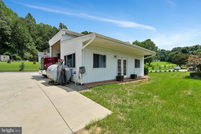 a view of a house with backyard and porch
