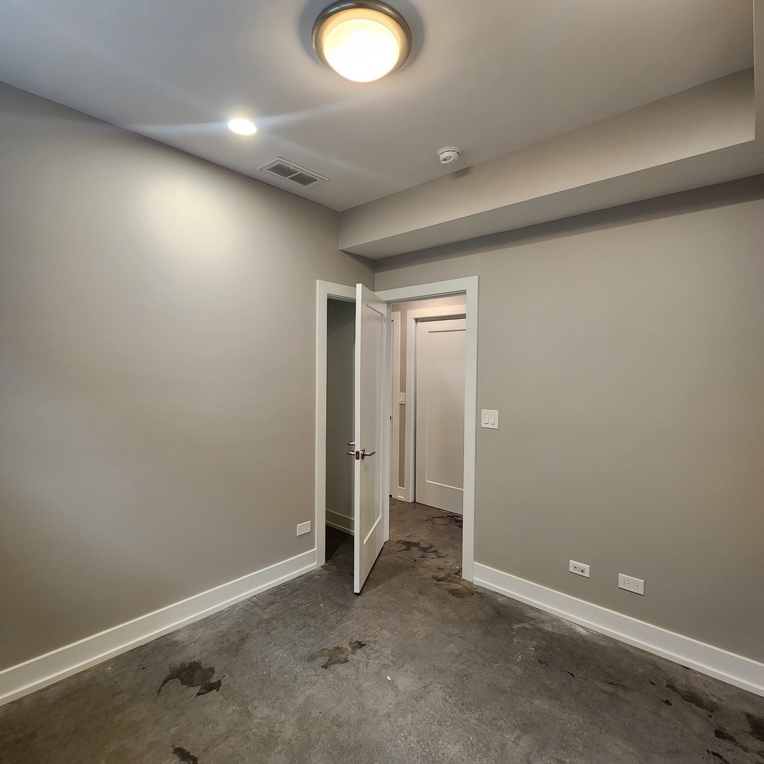 1221 East Marquette Road, Unit G Chicago, IL 60637 - Photo 5 of 11 an empty room with a bench