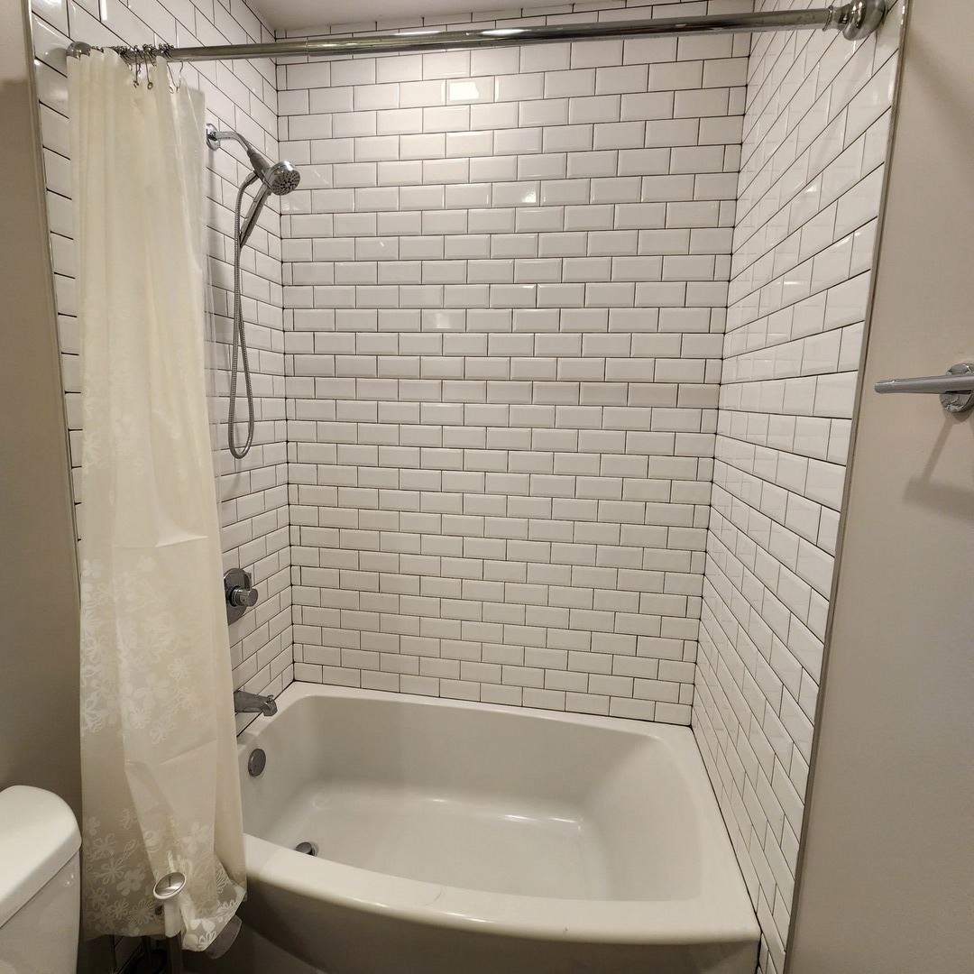1221 East Marquette Road, Unit G Chicago, IL 60637 - Photo 7 of 11 a bathroom with a bathtub