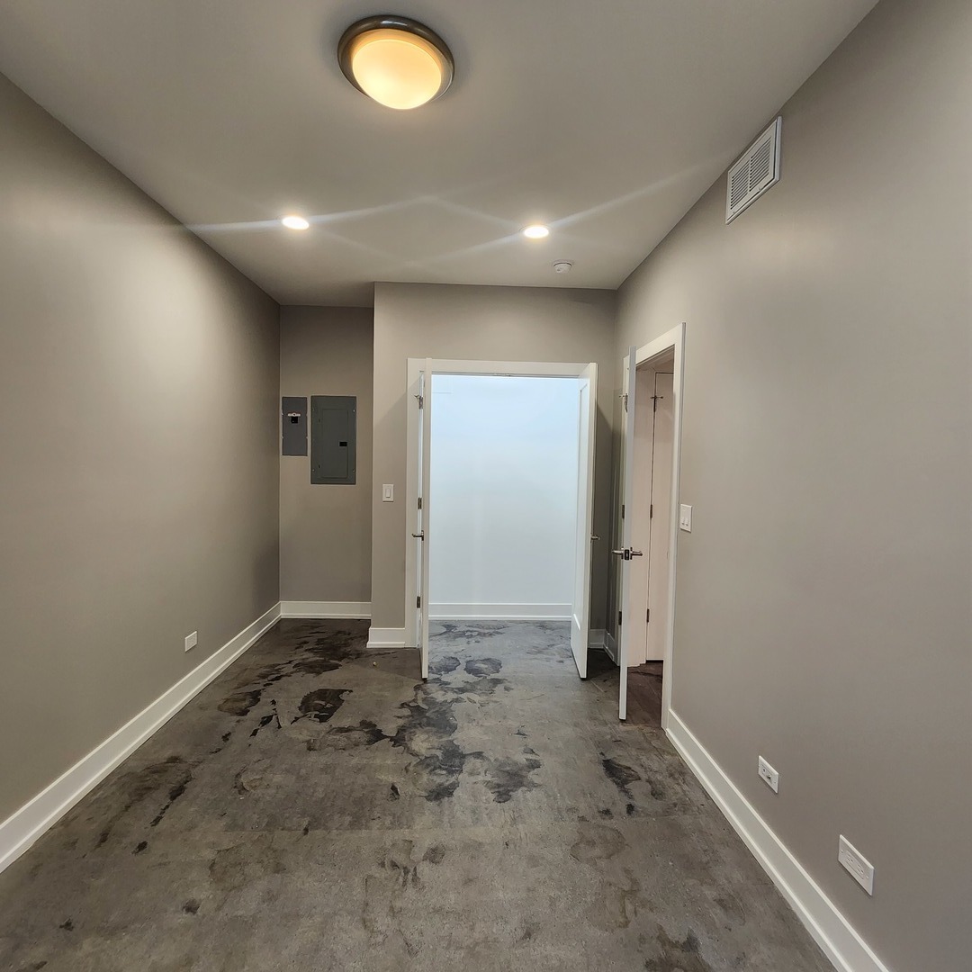 1221 East Marquette Road, Unit G Chicago, IL 60637 - Photo 9 of 11 an empty room with closet area