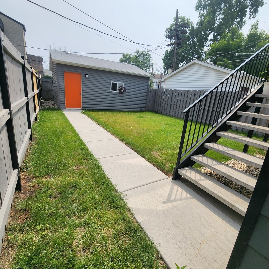 1221 East Marquette Road, Unit G Chicago, IL 60637 - Photo 10 of 11 a view of a house with a yard
