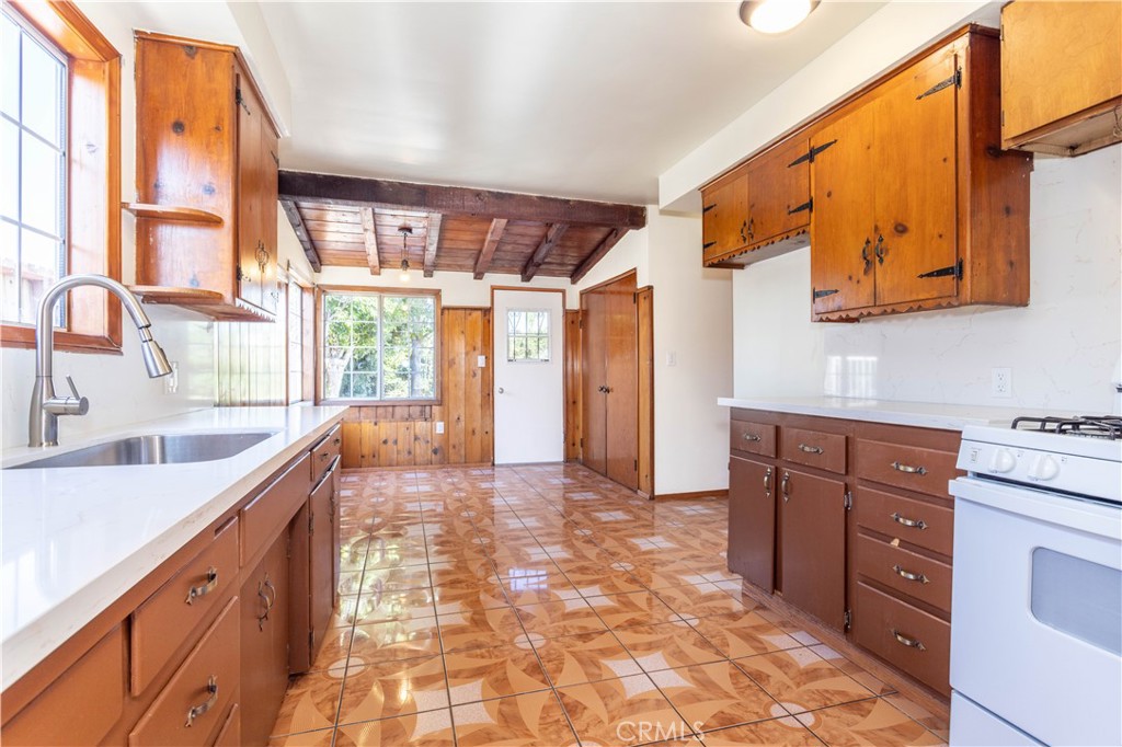 13161 Kelowna Street Pacoima, CA 91331 - Photo 6 of 36