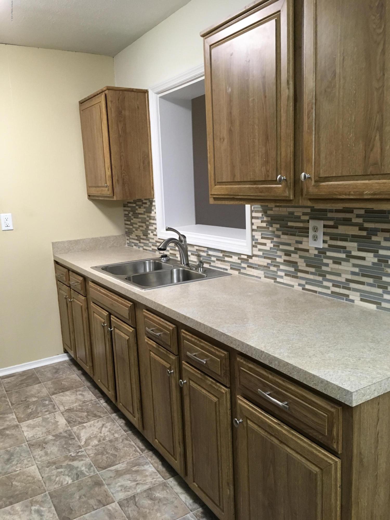 5206 Red Leaf Road Louisville, KY 40218 - Photo 8 of 25 E39939F1-ADD2-4821-B5A5-FE8398BE1873
