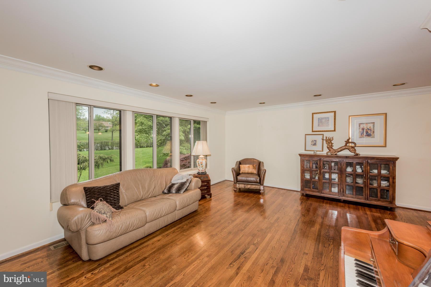 2207 Ridge Road Reisterstown, MD 21136 - Photo 4 of 29 Living Room