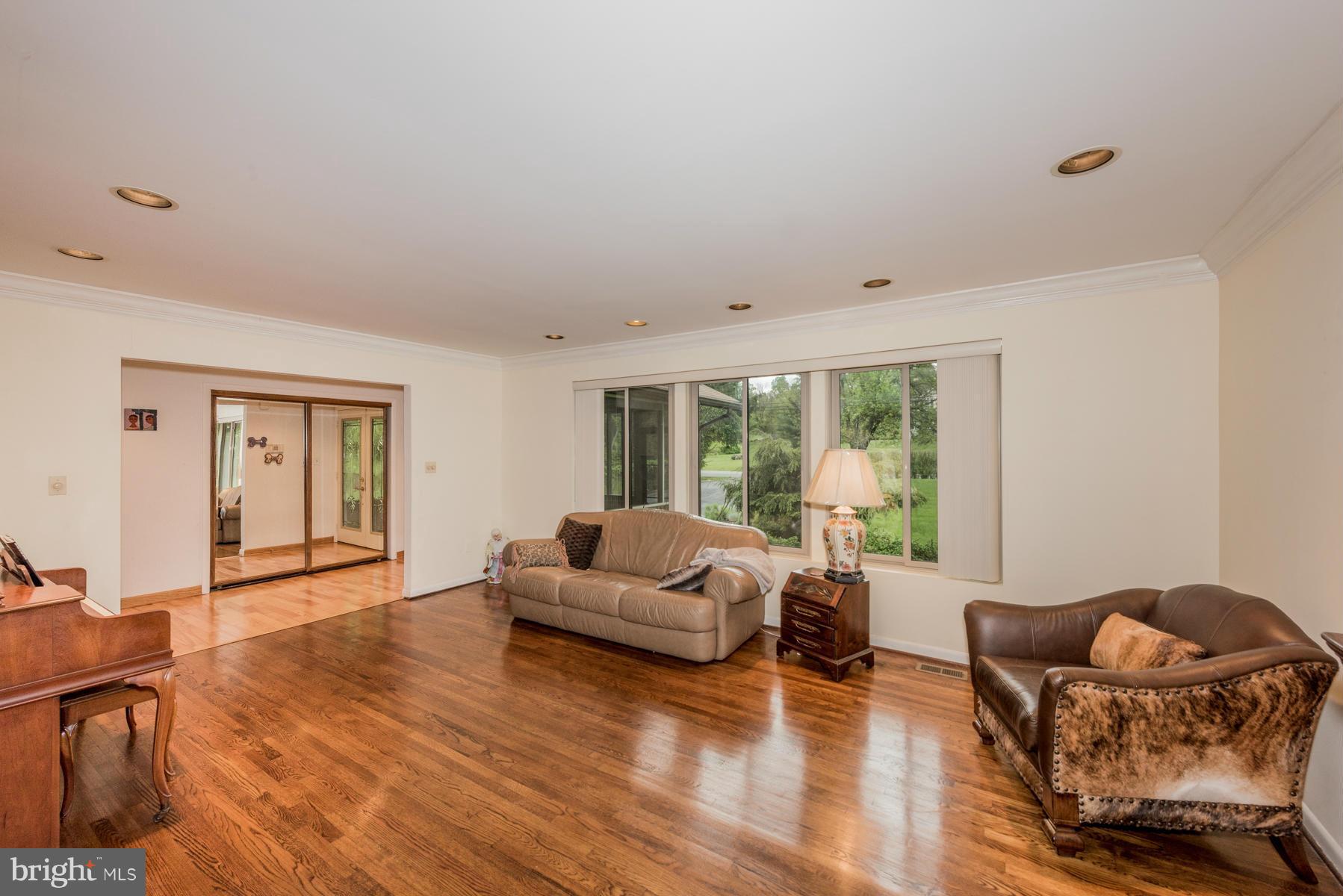 2207 Ridge Road Reisterstown, MD 21136 - Photo 5 of 29 Living Room