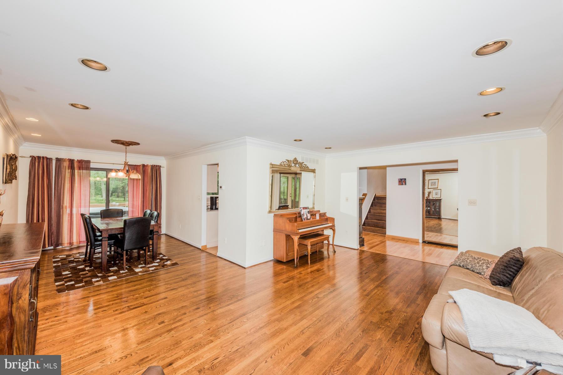 2207 Ridge Road Reisterstown, MD 21136 - Photo 6 of 29 Living Room