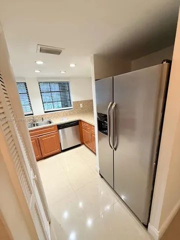 $3,100 | 1990 Brickell Avenue, Unit O, Miami, FL 33129