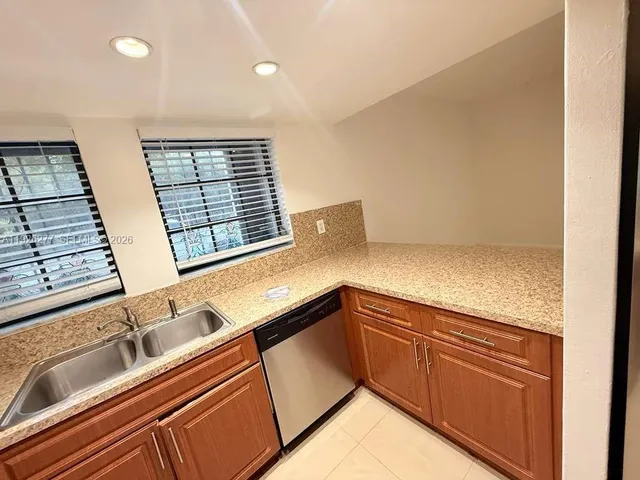 $3,100 | 1990 Brickell Avenue, Unit O, Miami, FL 33129