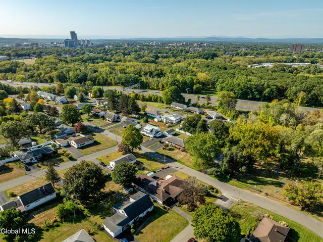 $400,000 | 8 Daisy Lane, Albany, NY 12211