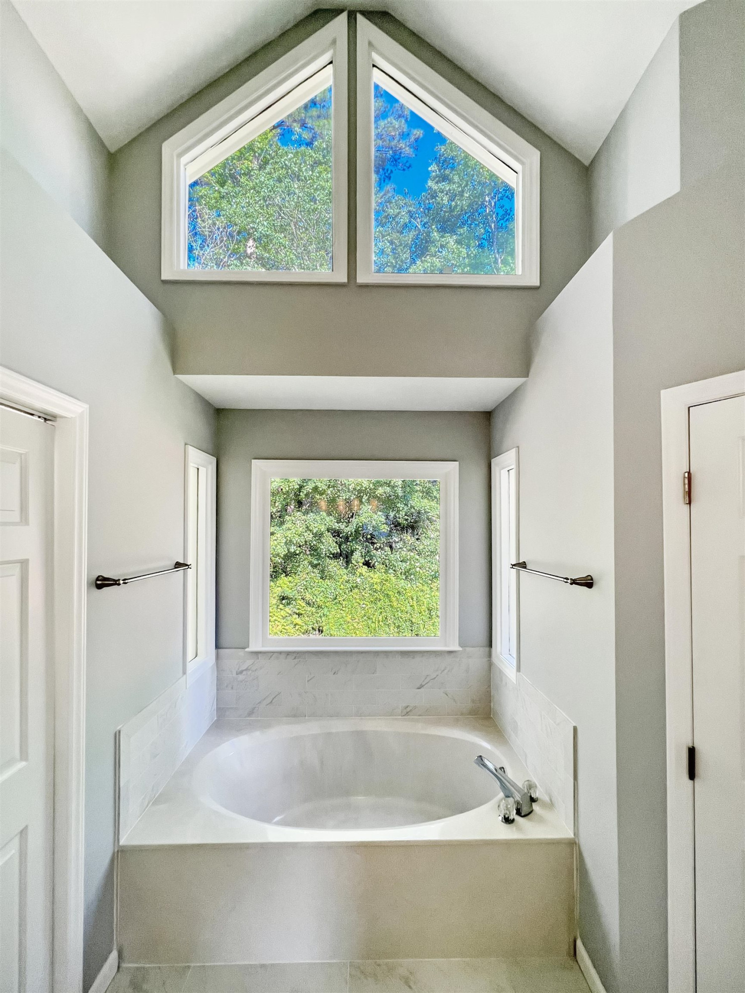 4924 Knightsbridge Way Raleigh, NC 27604 - Photo 17 of 27 a bathroom with bathtub and window