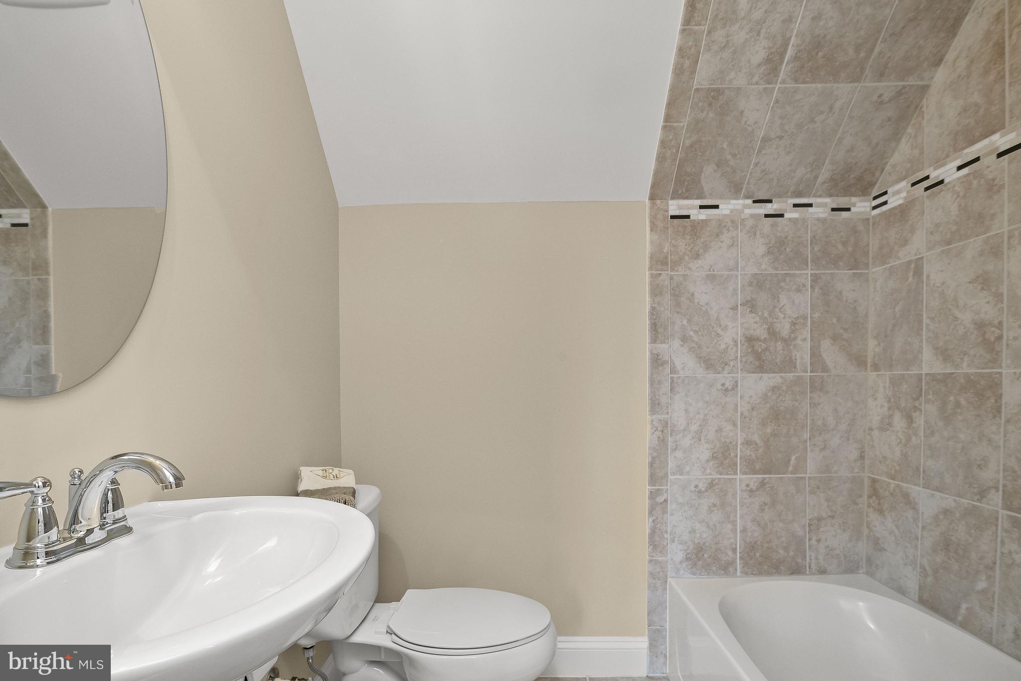 21151 Mill Branch Drive Leesburg, VA 20175 - Photo 111 of 132 a bathroom with a sink a toilet and bathtub