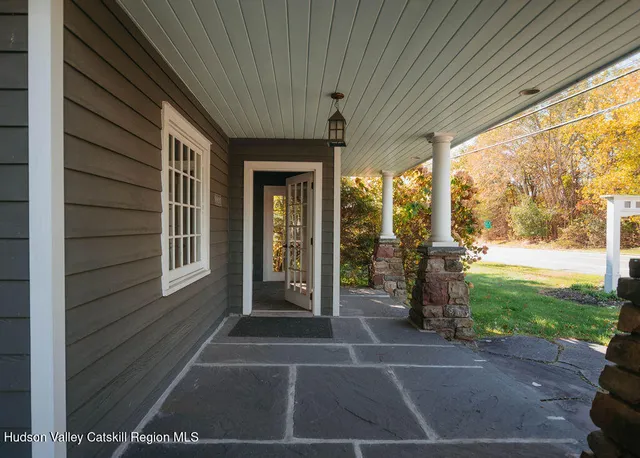 a view of livingroom with furniture