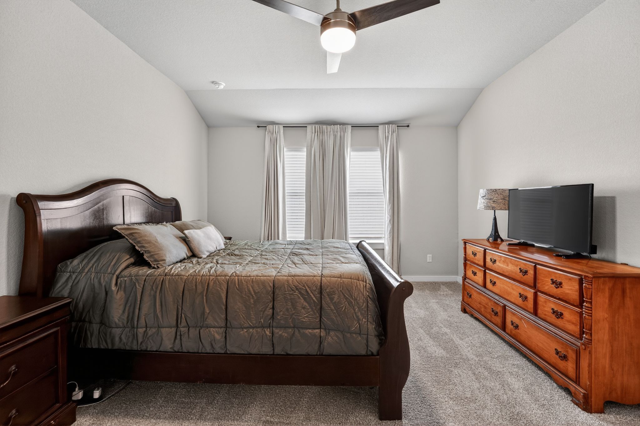 117 Halford Road Georgetown, TX 78633 - Photo 18 of 31 Bedroom featuring vaulted ceiling, a ceiling fan, and carpet