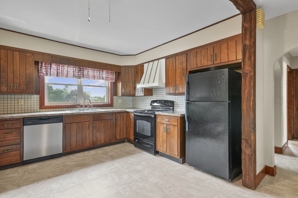 25 Locust Avenue Worcester, MA 01604 - Photo 3 of 40 Gallery Image 3