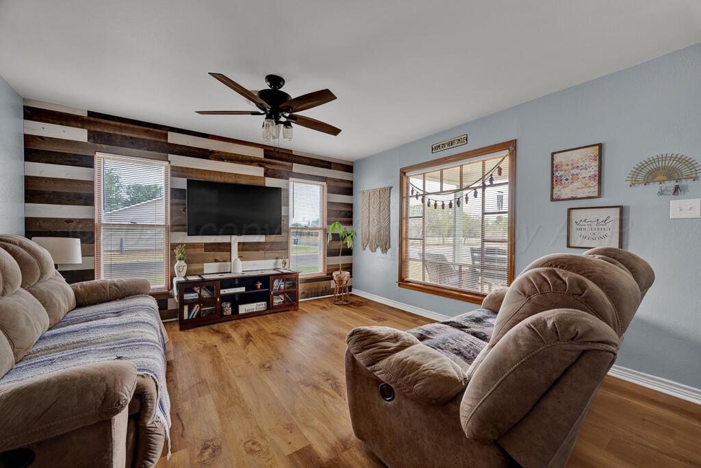 4000 Parker Street Amarillo, TX 79110 - Photo 4 of 25 living room 1