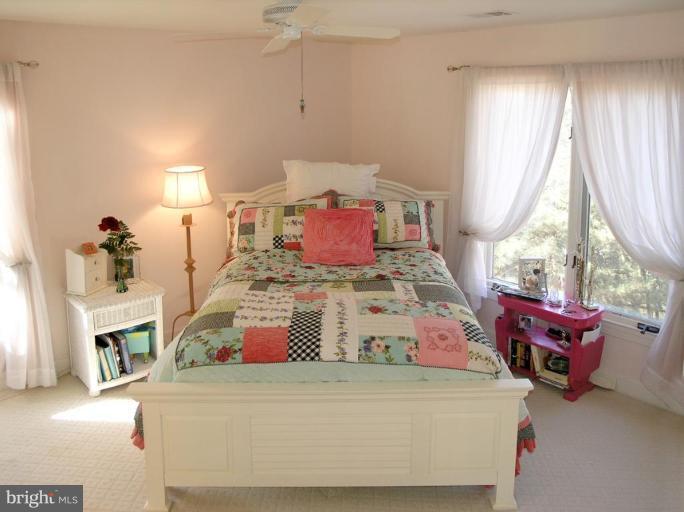 1300 Stamford Way Reston, VA 20194 - Photo 18 of 30 a living room with furniture and a large window