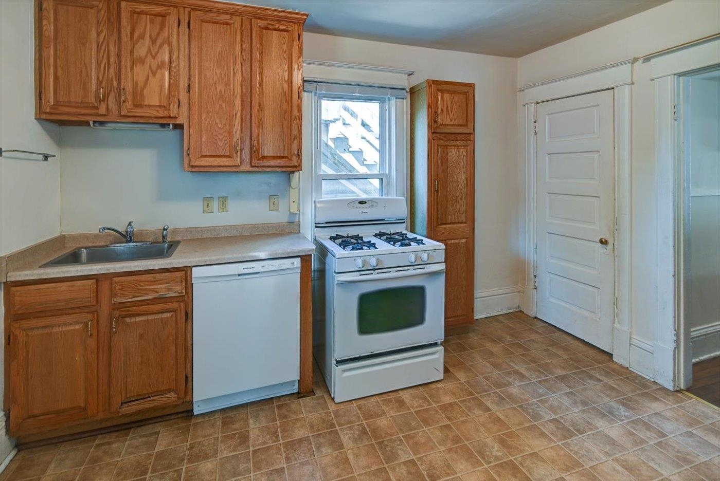 927 Drake Street Madison, WI 53715 - Photo 17 of 32