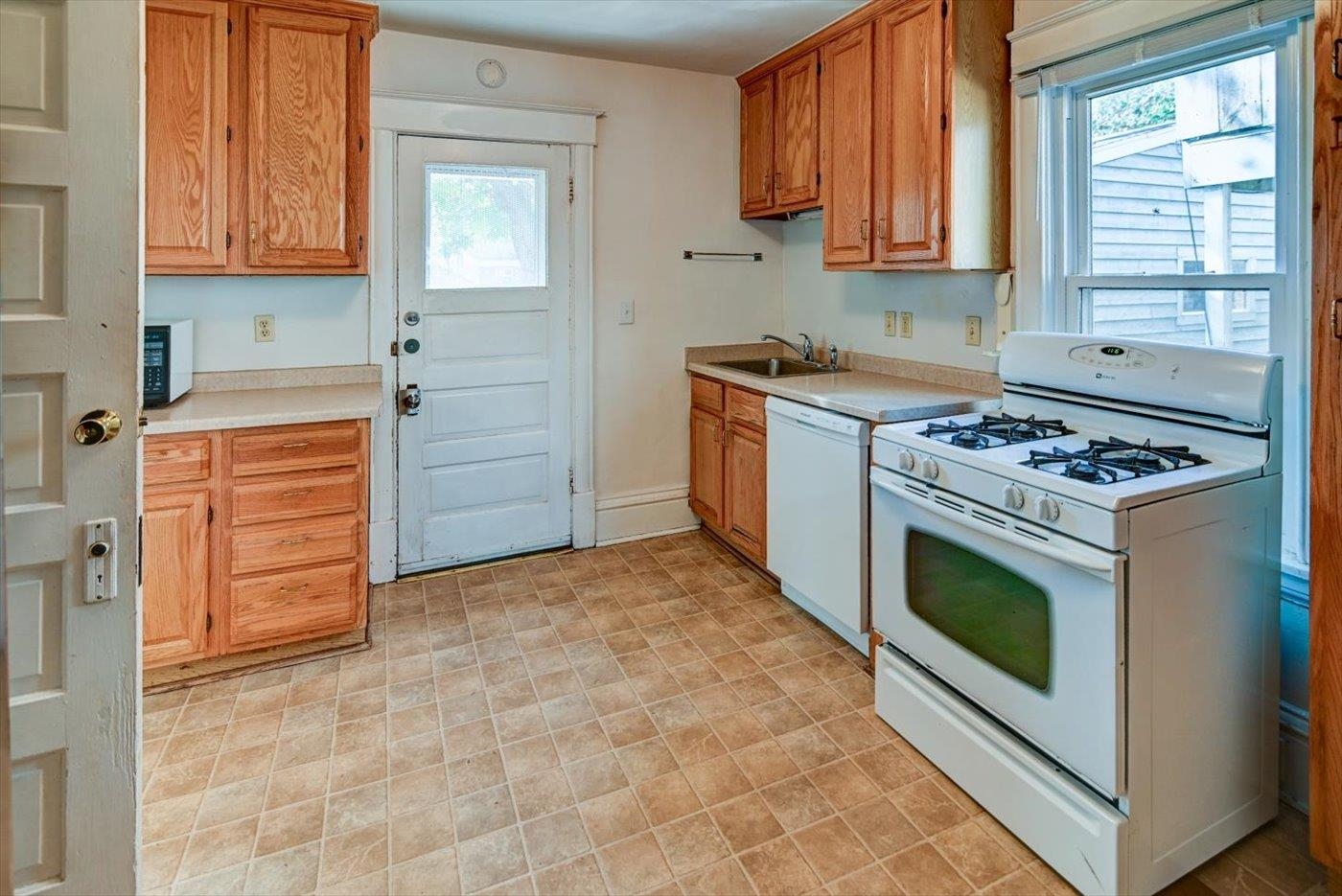 927 Drake Street Madison, WI 53715 - Photo 18 of 32