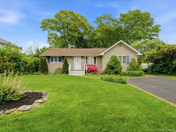 $689,000 | 123 Meroke Lane, East Islip, NY 11730