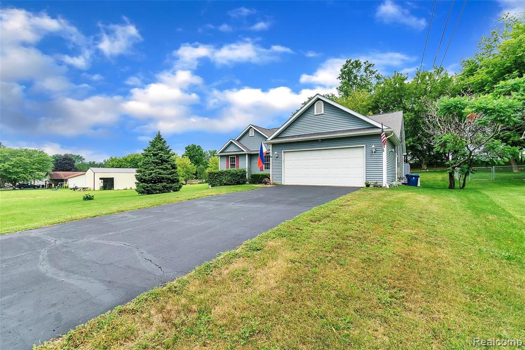 2104 West Reid Road Flint, MI 48507 - Photo 4 of 31