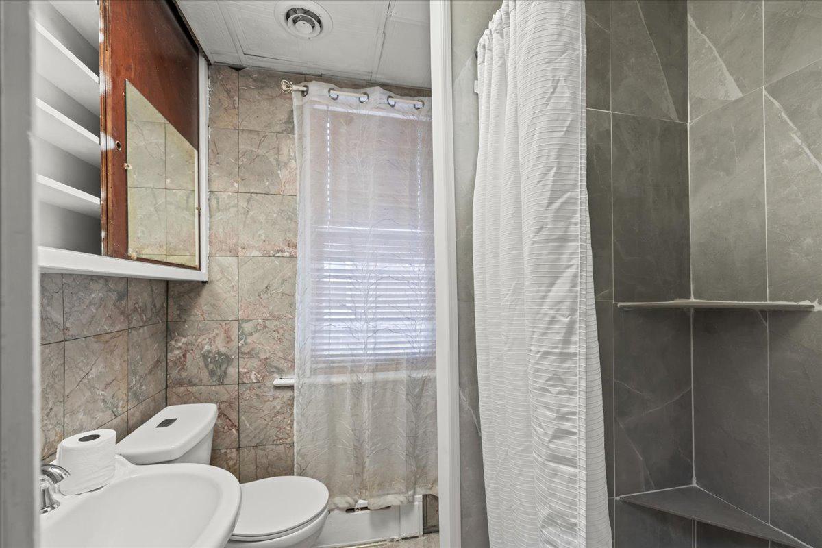 609 East Chestnut Street Lancaster, PA 17602 - Photo 13 of 24 2nd floor full bathroom