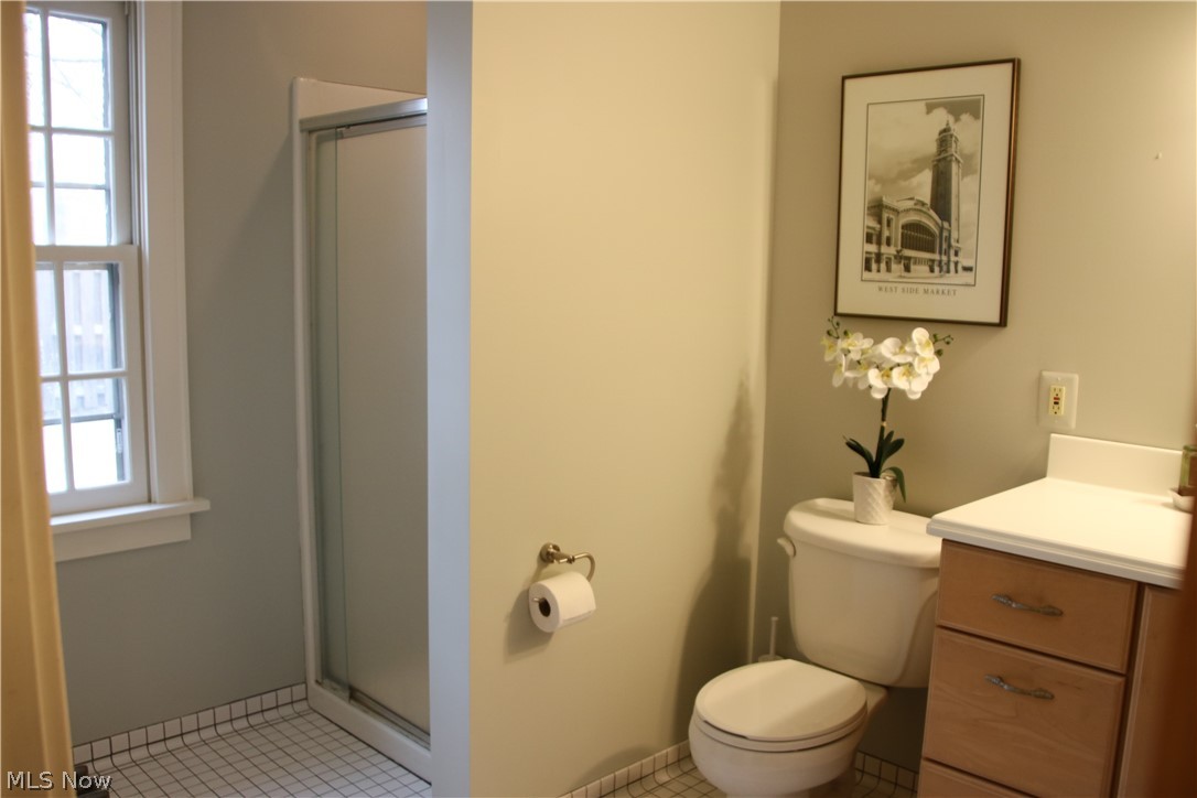 2920 Huntington Road Cleveland, OH 44120 - Photo 17 of 35 Full first floor bathroom