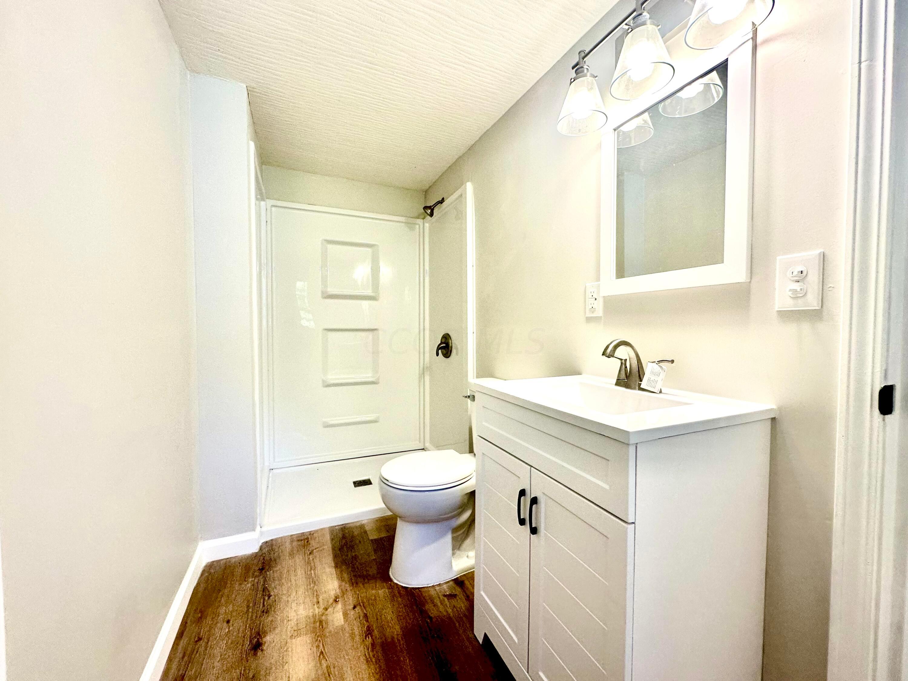 1960 Boving Road Southwest Lancaster, OH 43130 - Photo 5 of 13 Bathroom