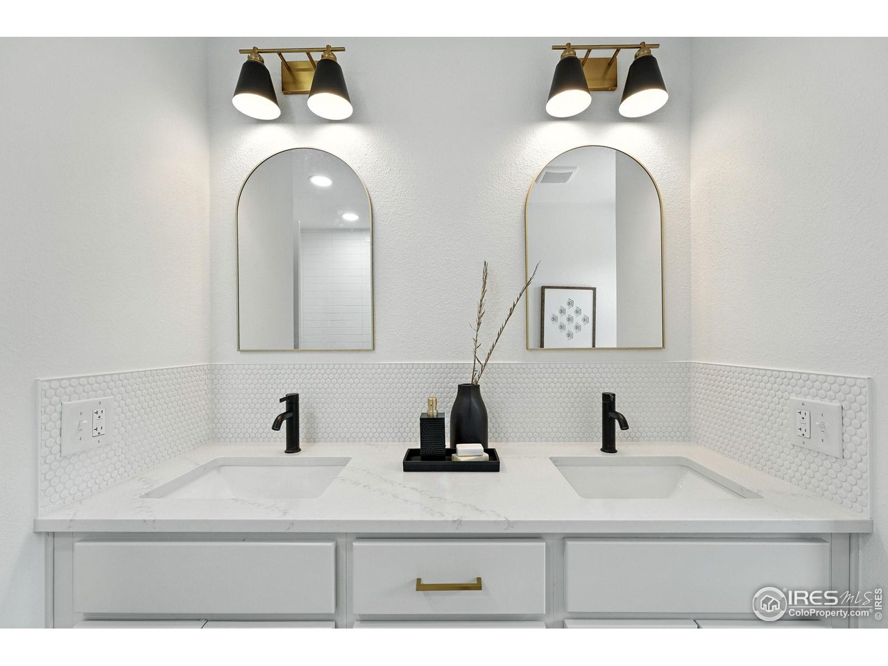 1575 Deer Trail Road Boulder, CO 80302 - Photo 14 of 39 a bathroom with mirror and sink