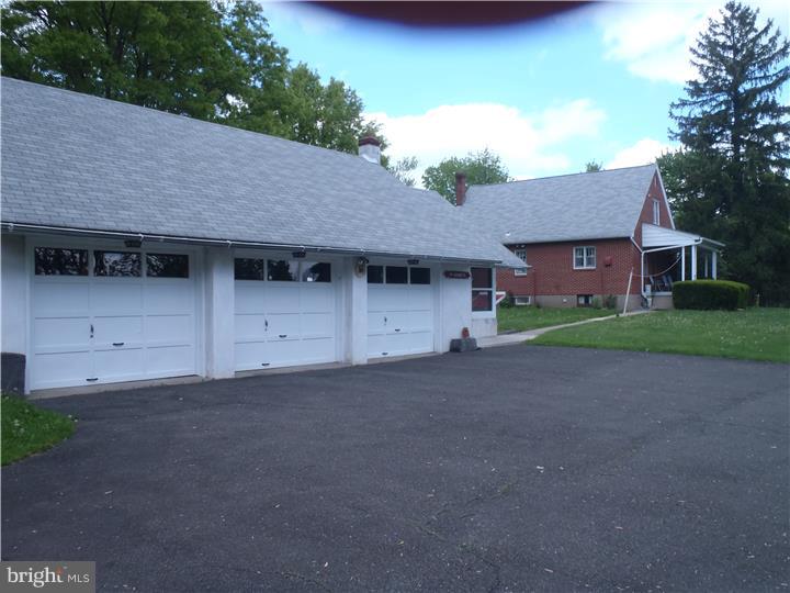 16 South County Line Road Telford, PA 18969 - Photo 7 of 10 Garage