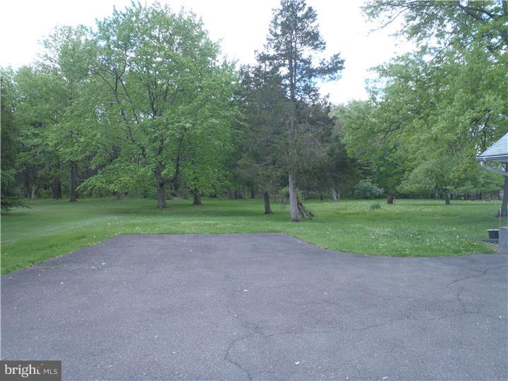 16 South County Line Road Telford, PA 18969 - Photo 8 of 10 Garage