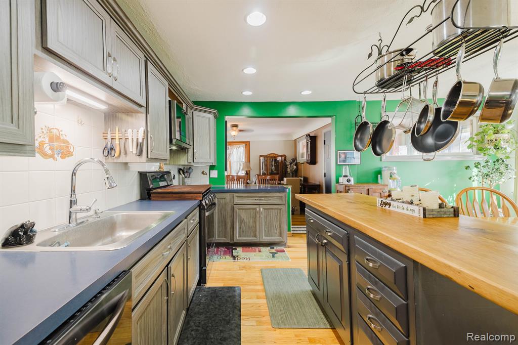 8515 Lake Road Grosse Ile, MI 48138 - Photo 11 of 42 Gallery Image 11