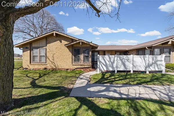 $231,500 | 2671 Roundtree Drive, Unit 4, Troy, MI 48083