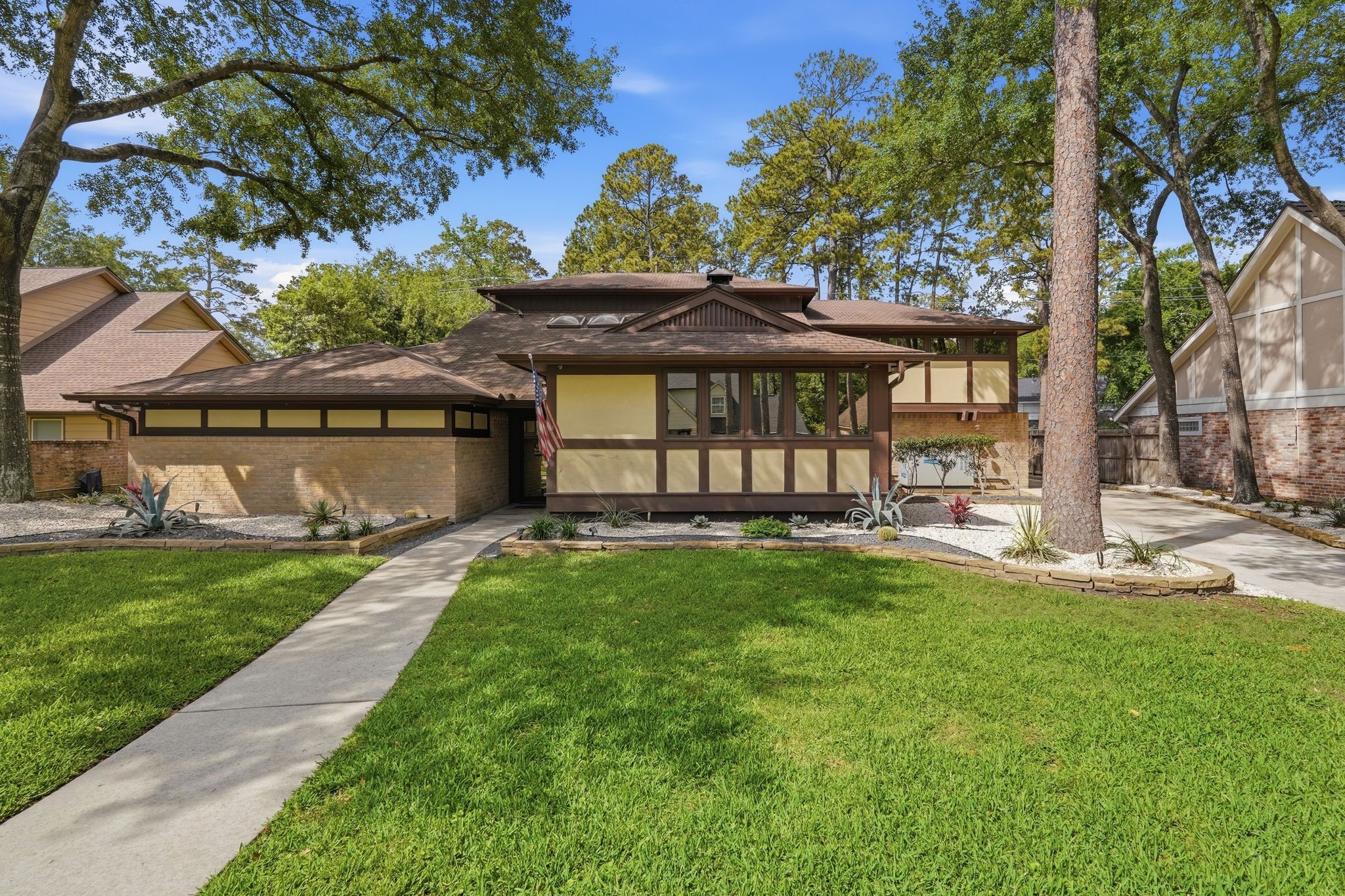 This modern Bob Cabaniss design is an architect's dream!