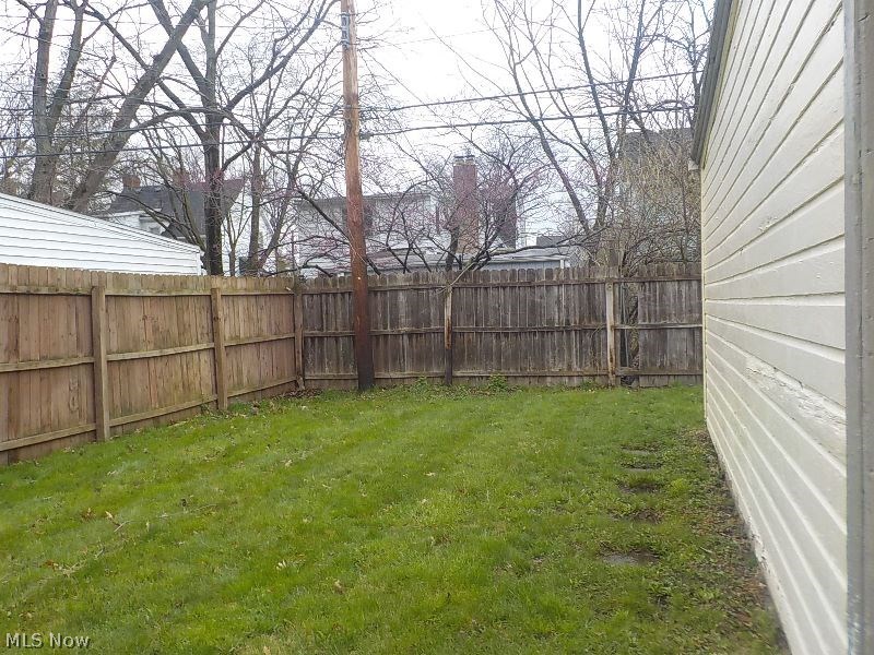 890 Helmsdale Road Cleveland Heights, OH 44112 - Photo 4 of 16