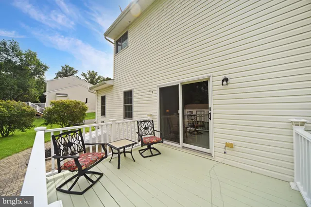 a view of a back yard