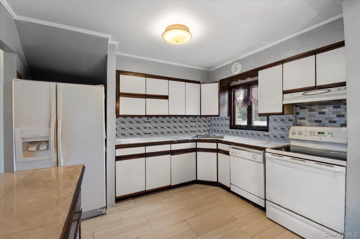 26 Bradford Lane Bethpage, NY 11714 - Photo 3 of 24 a kitchen with stainless steel appliances granite countertop a sink and a stove