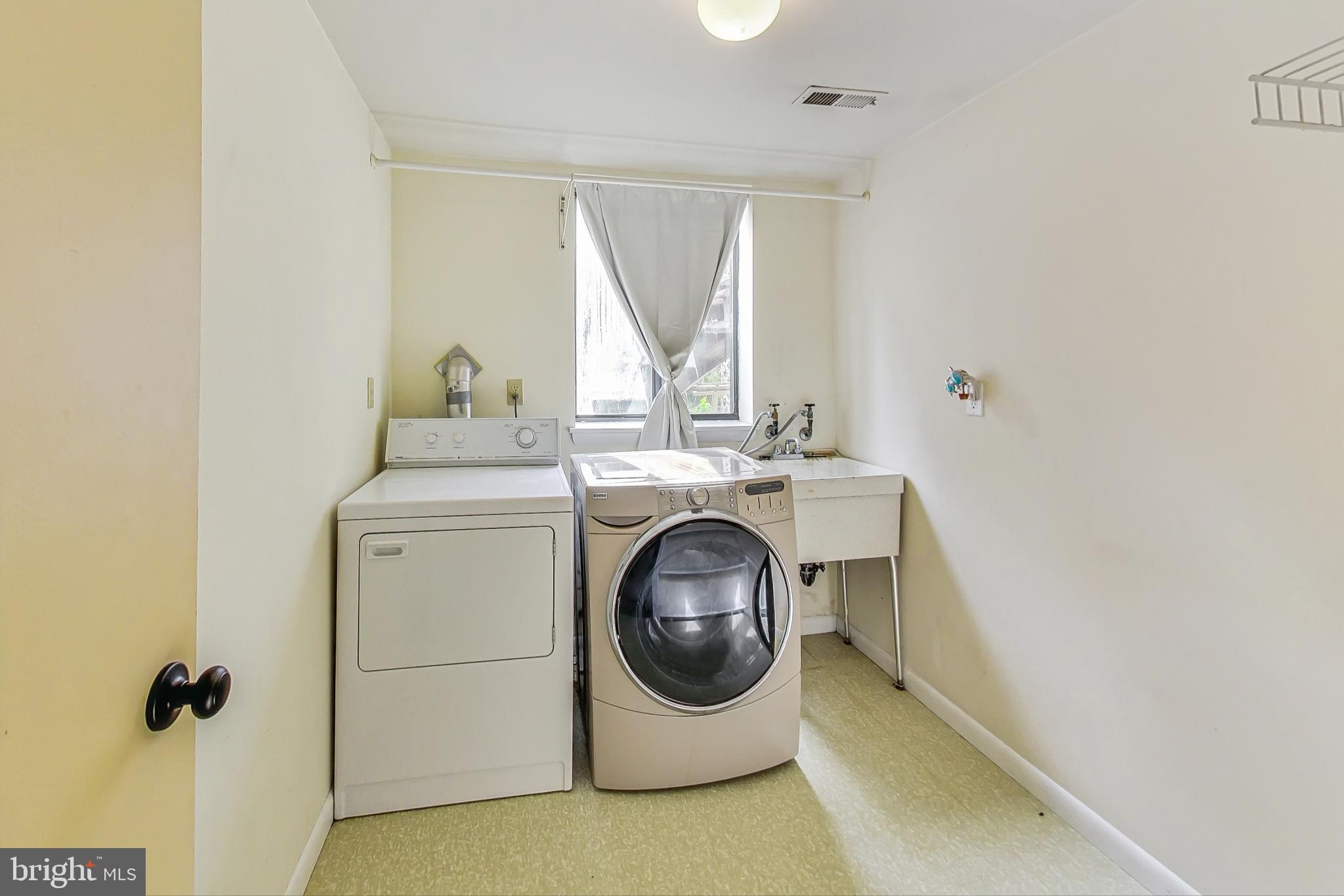 412 Walnut Drive Annapolis, MD 21403 - Photo 31 of 42 a utility room with dryer and washer