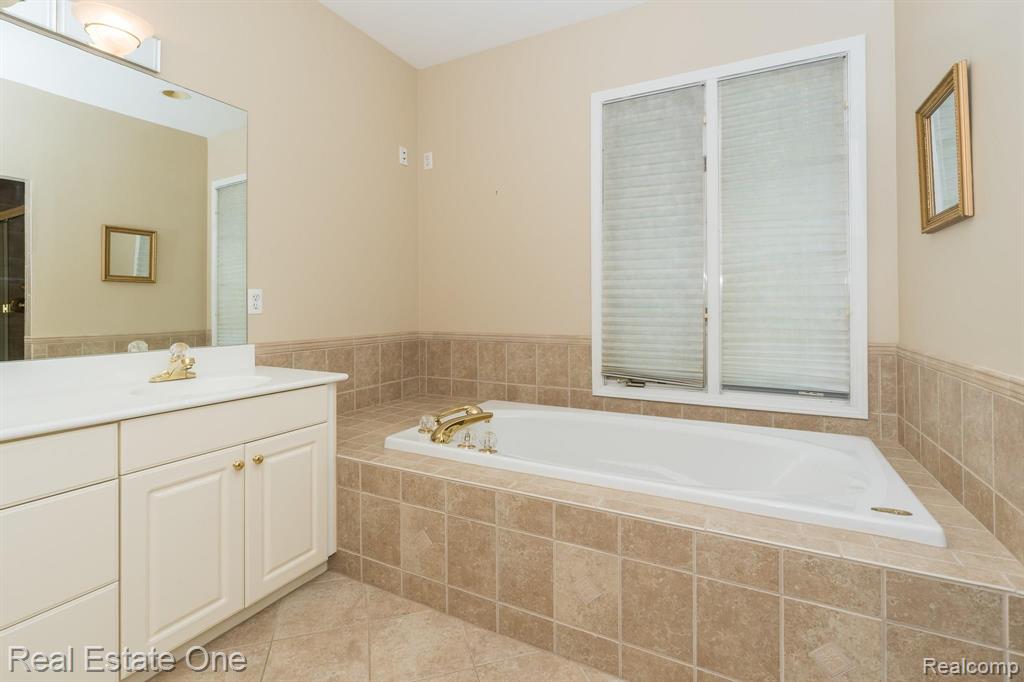1784 Blue Grass Drive Rochester Hills, MI 48306 - Photo 39 of 72
