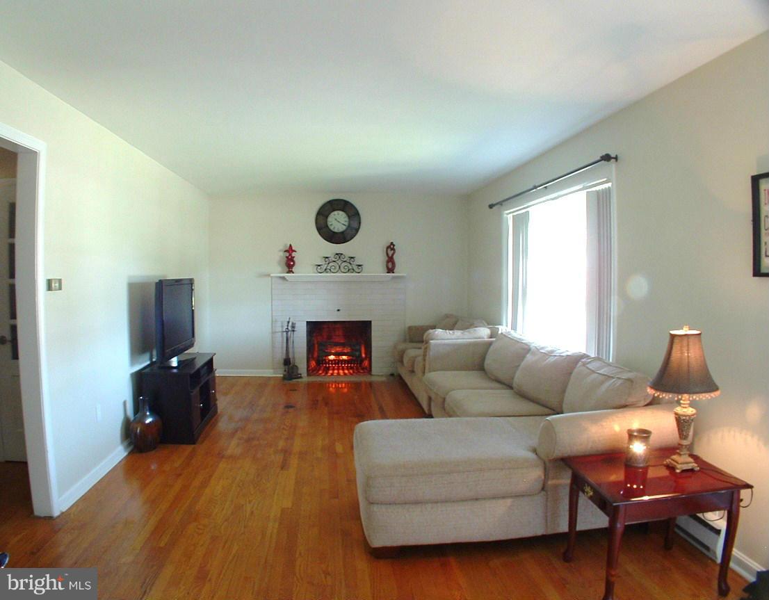 406 Delaware Road Frederick, MD 21701 - Photo 3 of 20 Living Room